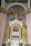 Melle G. (1955), Dipinto murale di angeli reggistemma